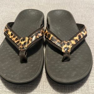 Pre-loved Vionic Sandal leopard print** Last Call